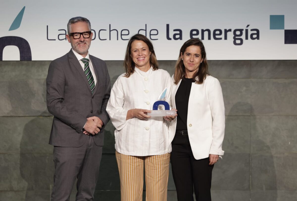 Premio de El Periódico de la Energía a la Mejor Iniciativa de Eficiencia Energética para RED ELECTRICA DE ESPAÑA SA (Redeia) por su iniciativa de Explotación dinámica de la capacidad de transporte de líneas eléctricas (DLR) Categoría patrocinada por Edison Next Spain  Entrega el premio Jon Macías a María Soler y Belén Garcia