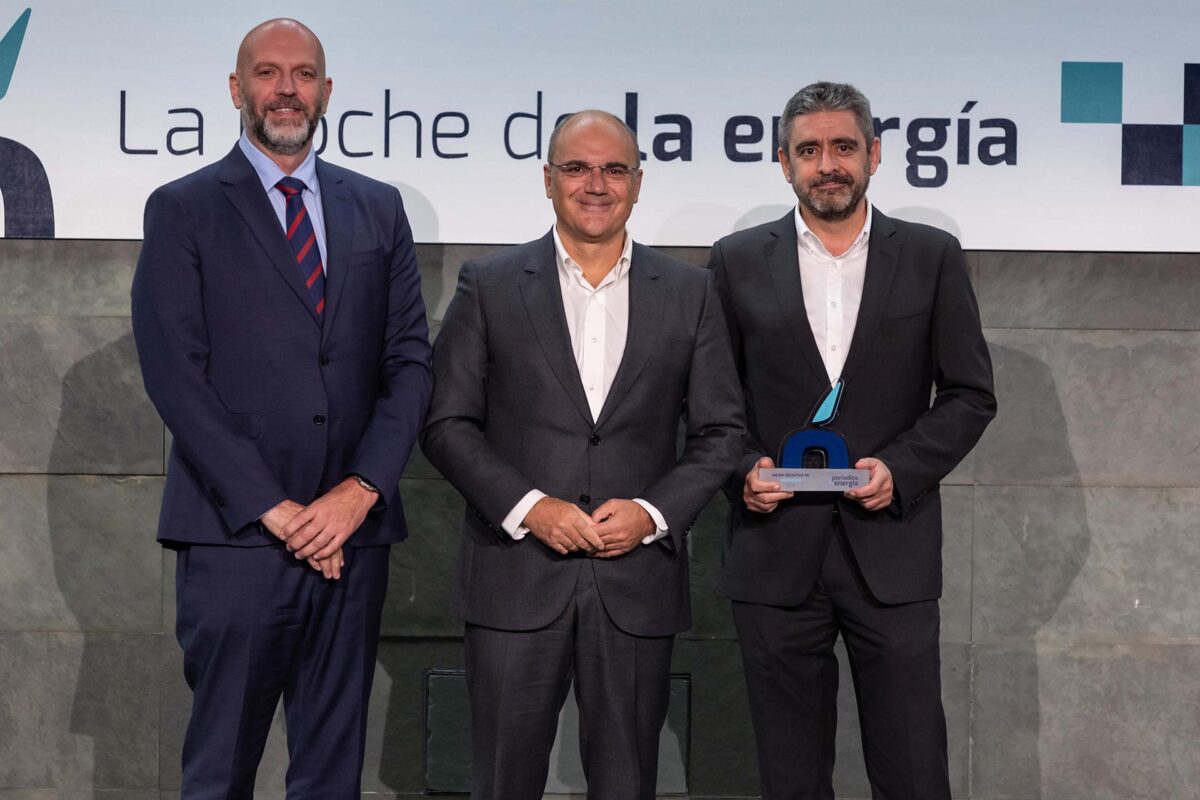 Premio a la Mejor Iniciativa de Hidrógeno para Cepsa por el proyecto Valle del Hidrógeno Andaluz Categoría patrocinada por Navantia Senergies Entrega el premio Javier Herrador a Carlos Barrasa