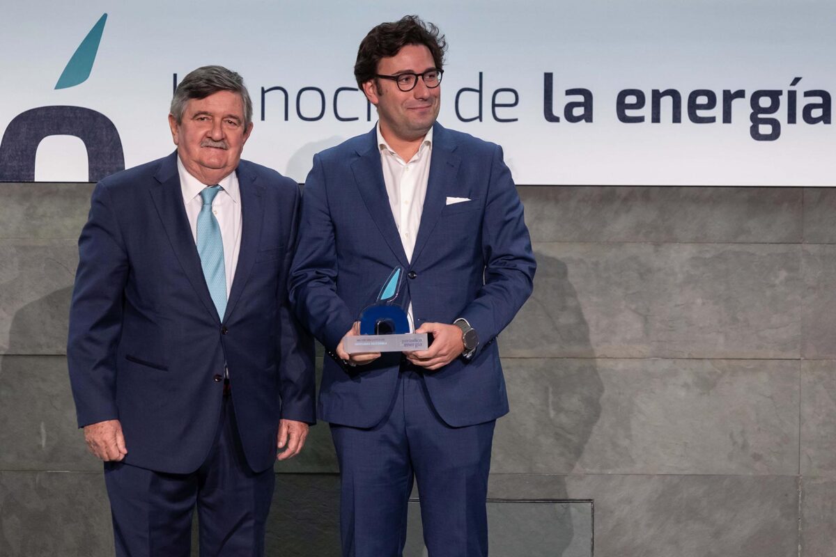 Premio a la Mejor Iniciativa de Movilidad Sostenible para EDP  y Petroprix por el desarrollo de la mayor red de recarga ultrarrápida con baterías de España  Entrega el premio José Antonio Roca a Javier Martínez Ríos