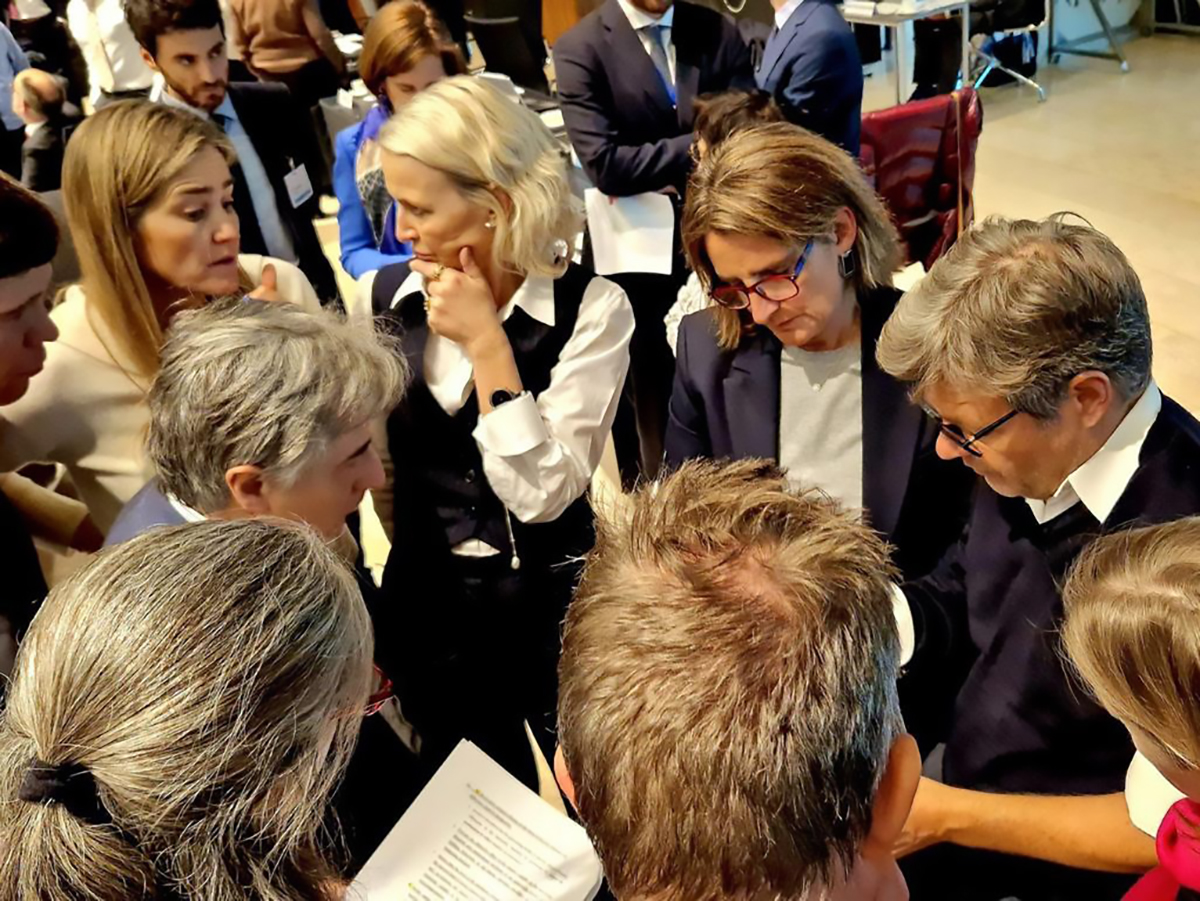 Imágenes de las negociaciones en los recesos del plenario en el Consejo europeo de Energía en Luxemburgo sobre la reforma del mercado eléctrico europeo. FOTO: Miteco